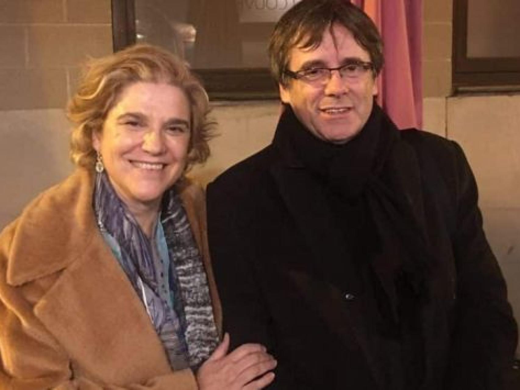 Pilar Rahola junto a Carles Puigdemont.
