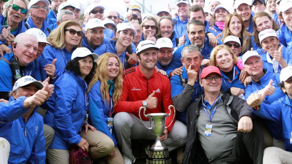 Jon Rahm con los voluntarios del Open de España.