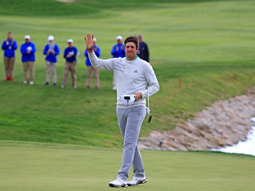 Nacho Elvira saluda al público tras asegurar la tercera posición del torneo.