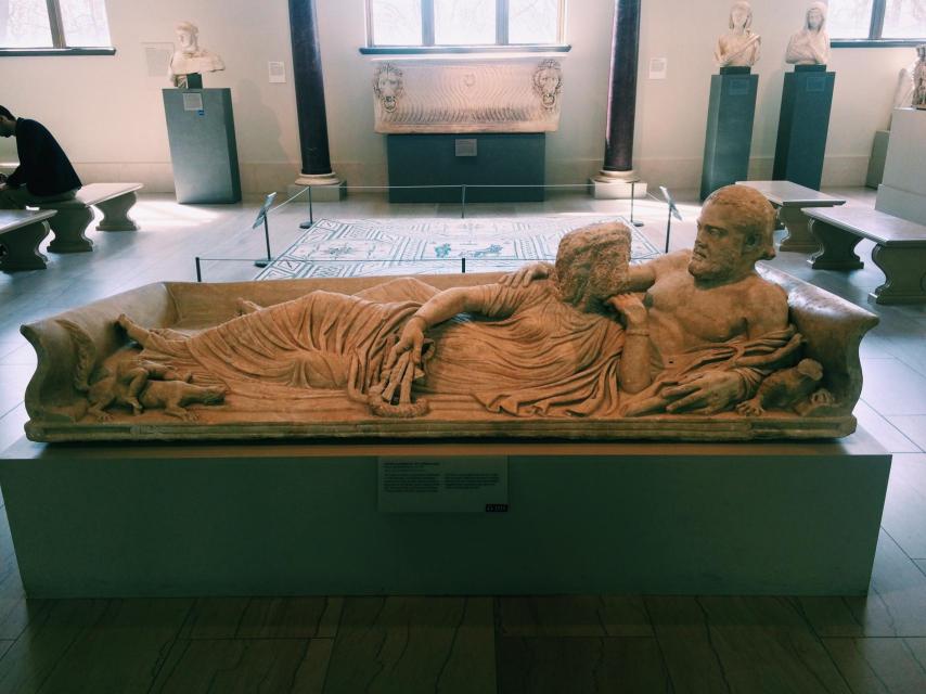 Tapa de sarcófago con una pareja: él representa el agua, ella la tierra.