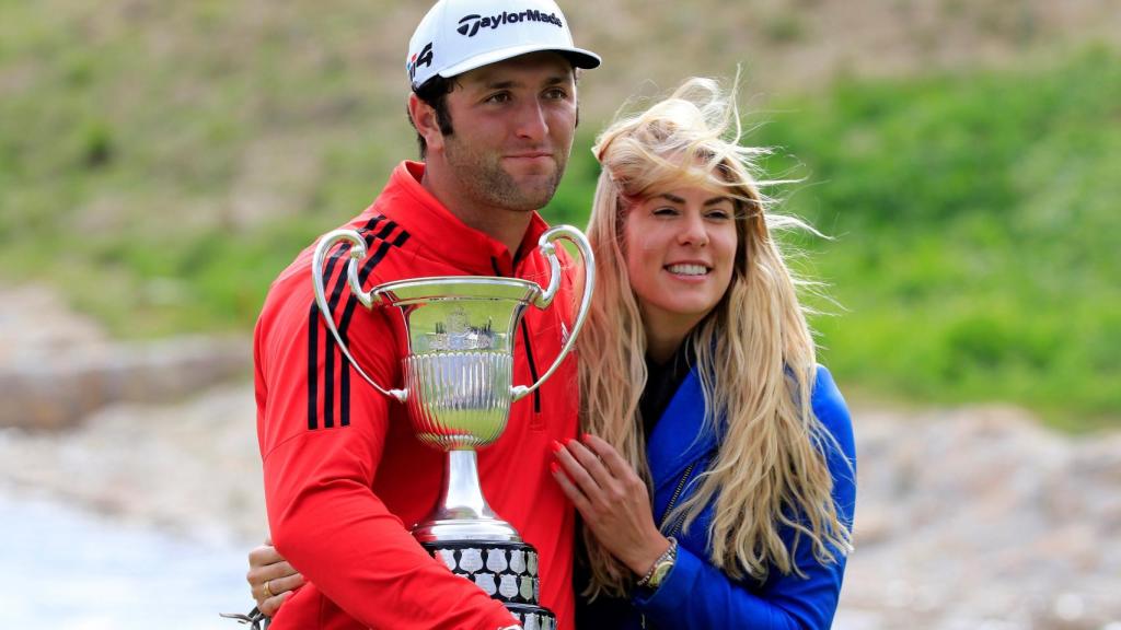 Jon Rahm posa con su novia y con el trofeo de campeón del Open de España.