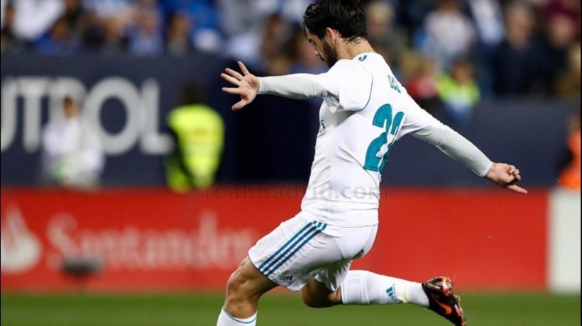 Isco tirando la falta directa contra el Málaga