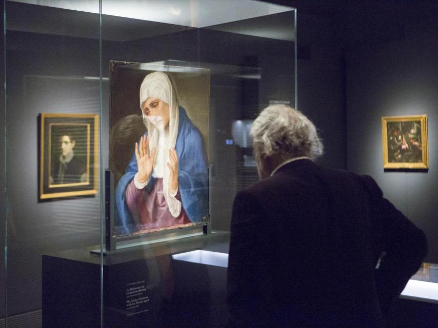 Un visitante frente a la Dolorosa de Tiziano.