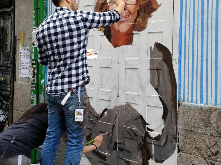 El grafiti de Carmena dibujado por Jair Leal, en Malasaña.