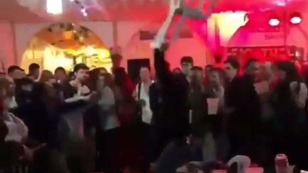 Momento en el que un individuo golpea a otro con una silla