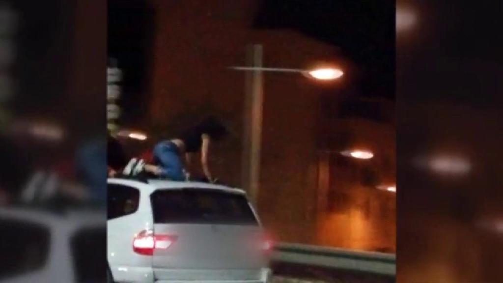 Cazadas bailando sobre un coche en marcha
