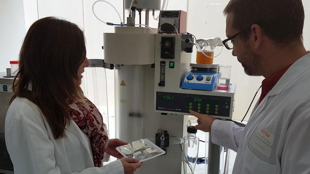 Dos investigadores del proyecto Endotallium en Ainia.