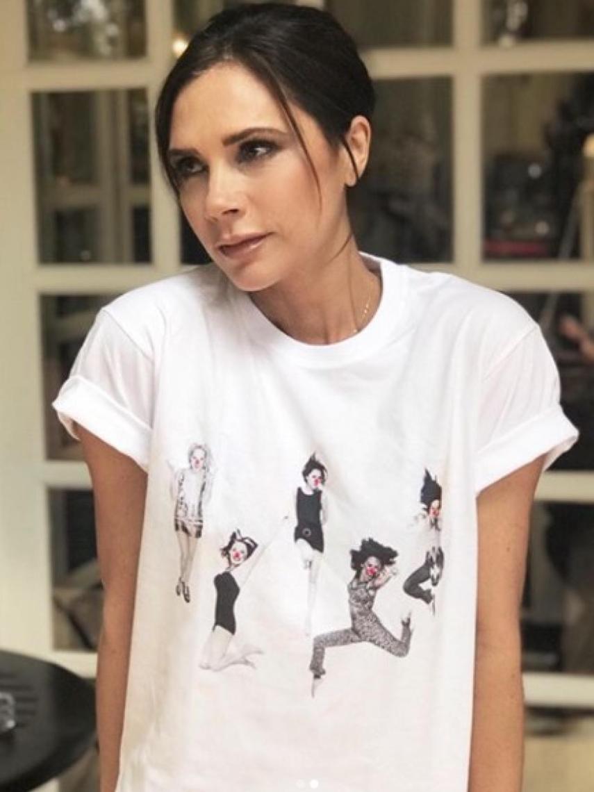 Victoria Beckham luce su camiseta.
