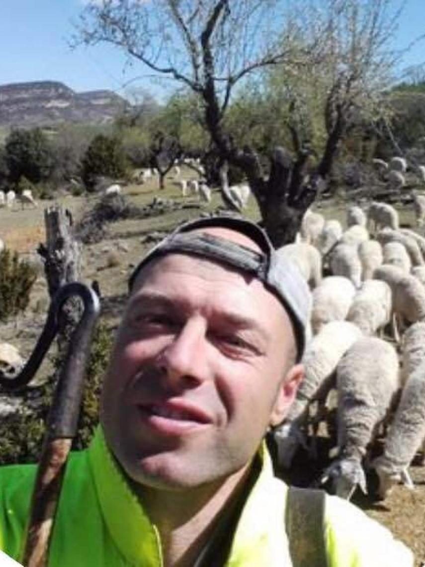 Jordi Navarra es alcalde de Sant Esteve de la Sarga y uno de los cinco pastores que quedan en la zona