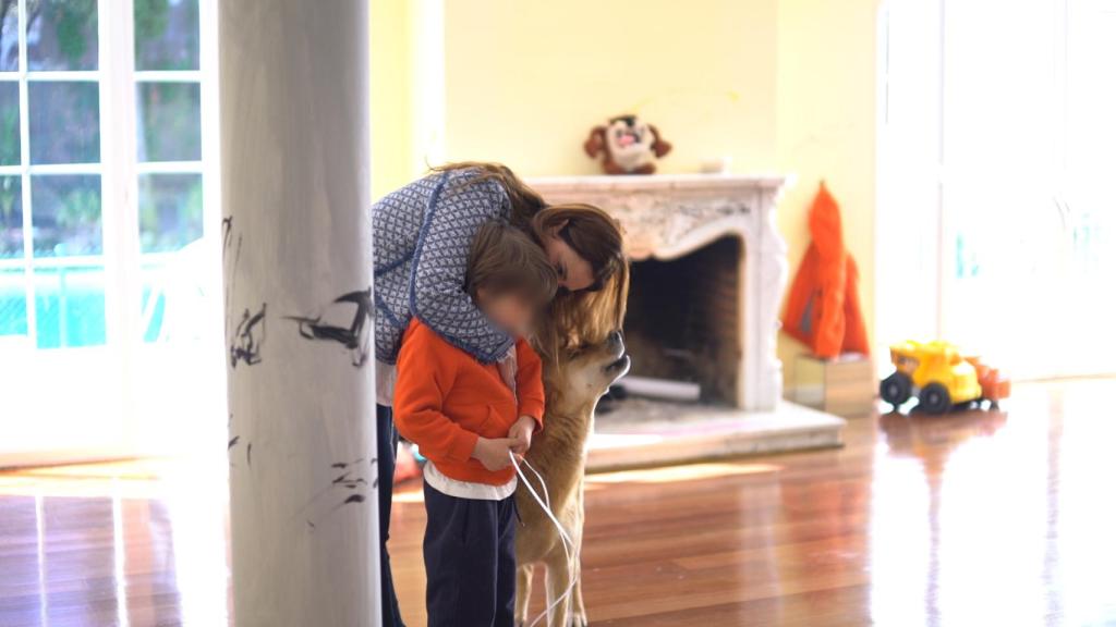 Madre e hijo en el interior del chalet de La Moraleja.