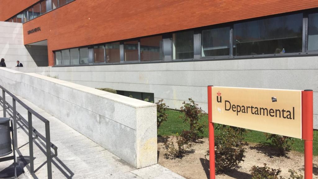 Entrada del Edificio Departamental de la URJC.