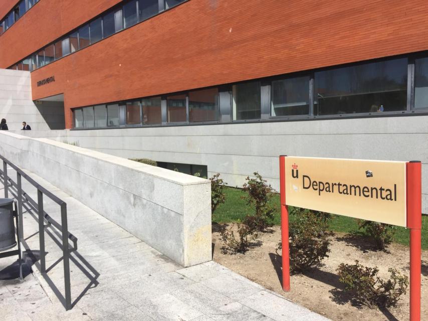 Entrada del Edificio Departamental de la URJC.