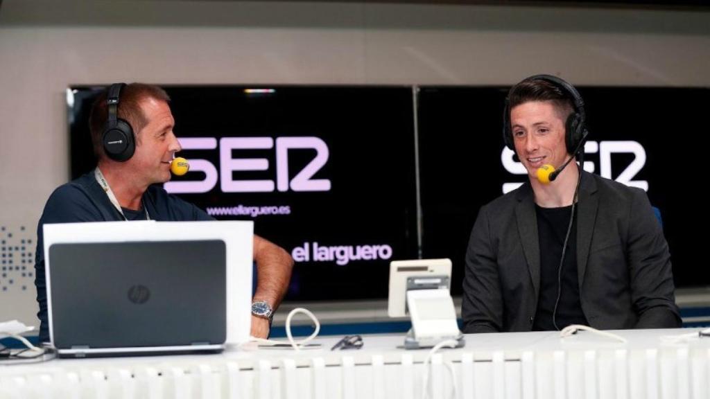 Manu Carreño y Fernando Torres en El Larguero. Foto: Twitter (@ellarguero)