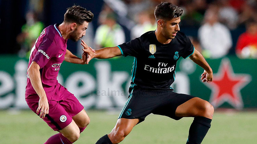Marco Asensio defendiendo un balón ante el City