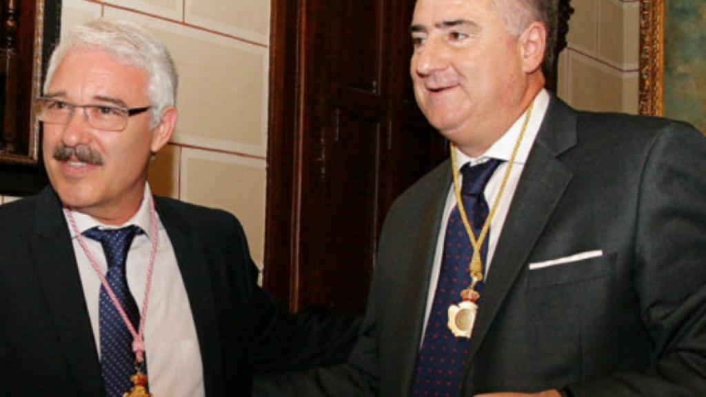 José Lozano -derecha- junto a uno de sus concejales