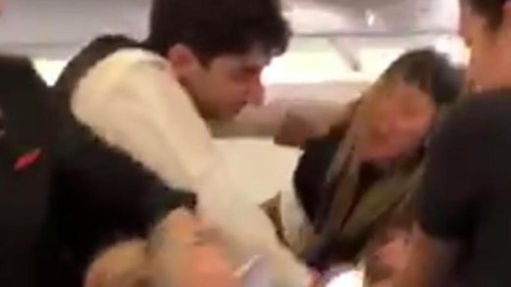La tripulación tuvo que interceder para separar a las mujeres.