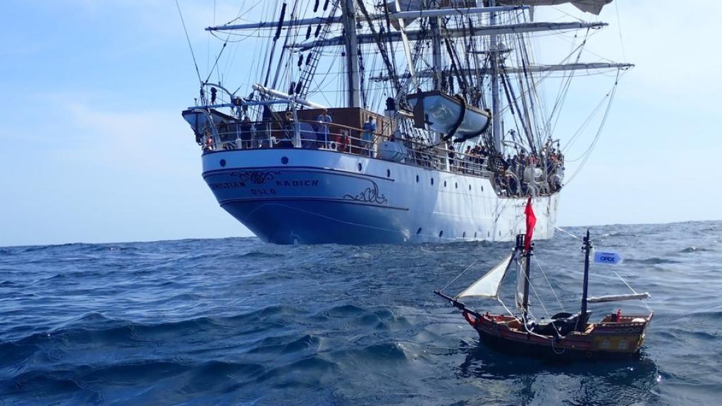 El barco pirata Aventura iniciando su viaje en la costa de Mauritania.