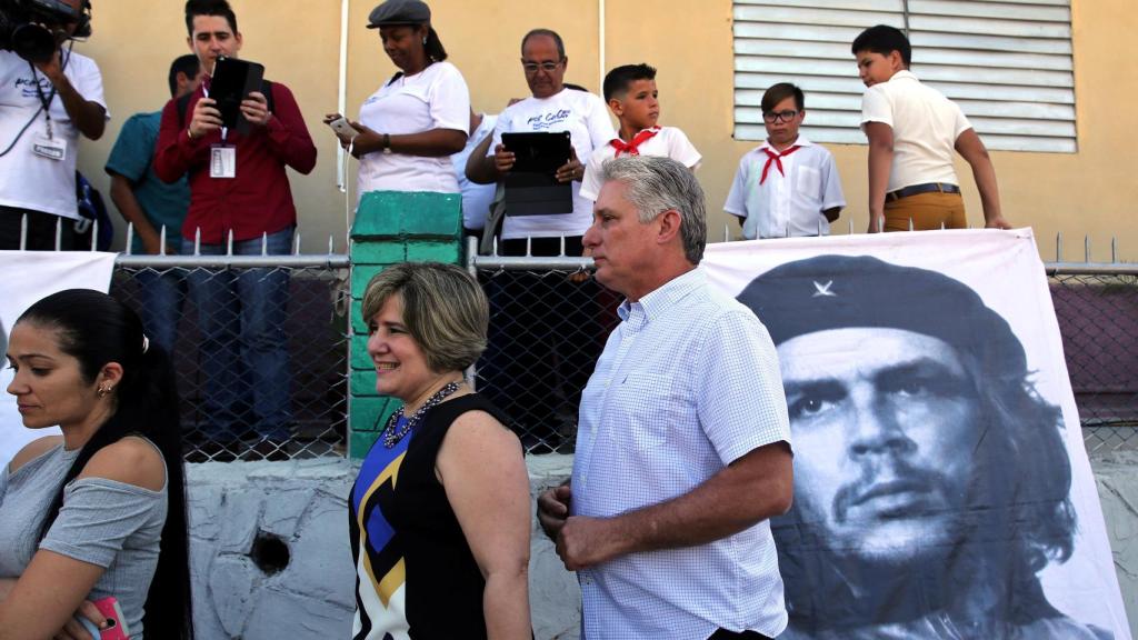 Díaz-Canel y su mujer en la cola para votar en las ultimas elecciones para la Asamblea Nacional.
