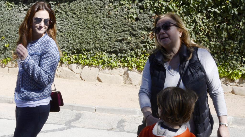 Sandra junto a su madre y su hijo.