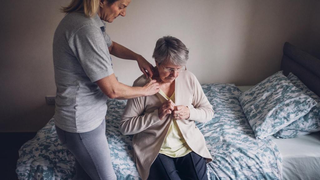 Los profesionales auxiliares ayudan en las tareas del día a día.