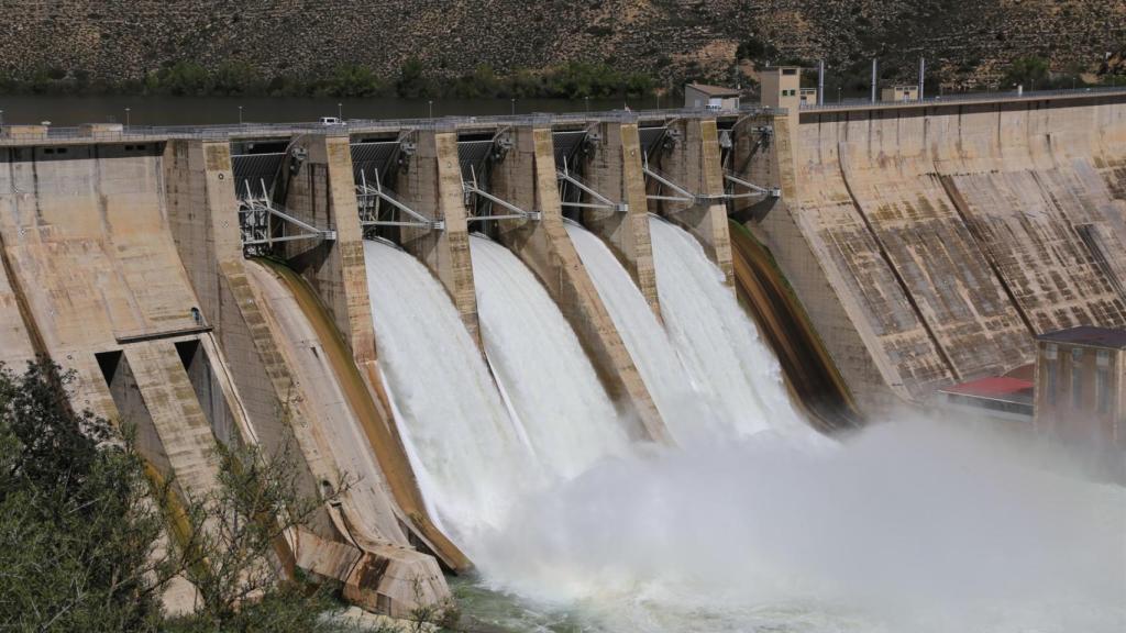 Desembalse en el pantano de Mequinenza, en la Cuenca del Ebro.