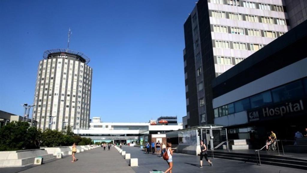 Colocan máquinas expendedoras de libros en el Ramón y Cajal y La Paz para recaudar dinero en la lucha contra el cáncer.