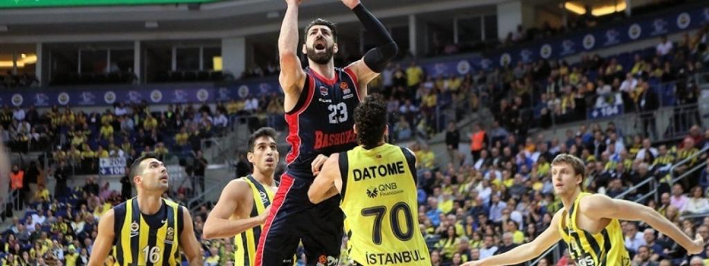 Shengelia durante un partido contra el Fenerbahçe.