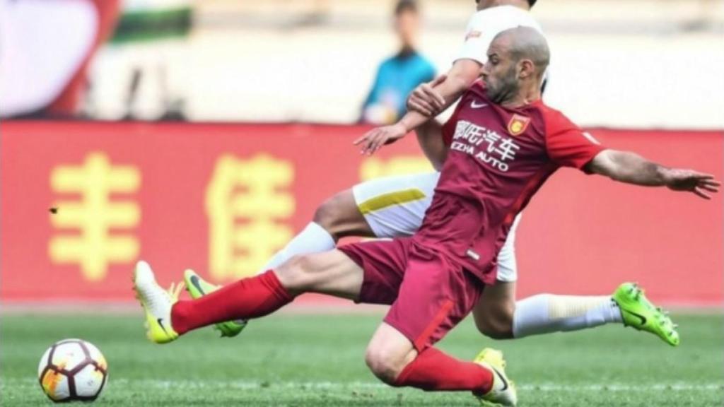 Mascherano disputa un balón durante un partido con su nuevo equipo.