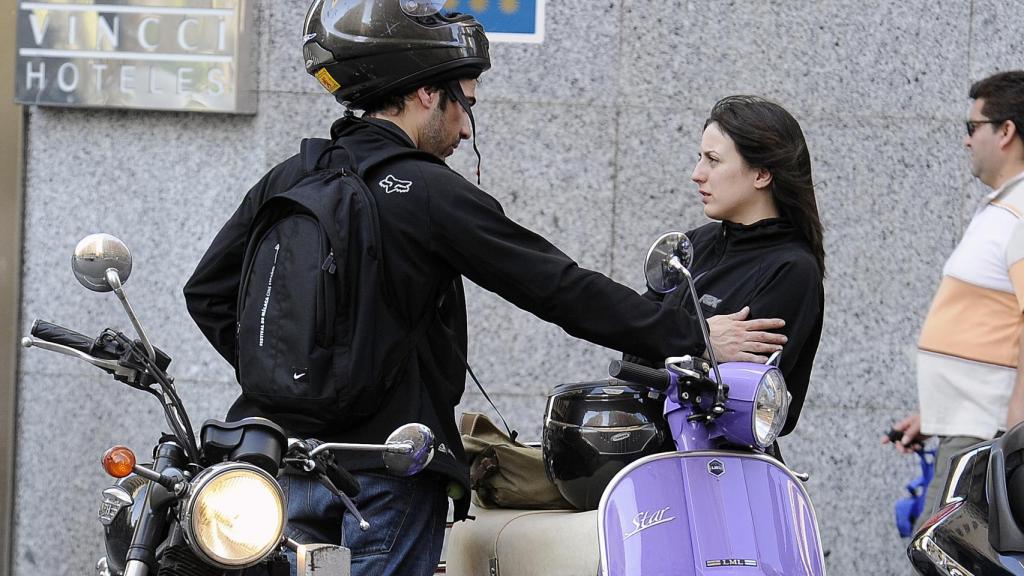 Los actores despidiéndose en la calle.