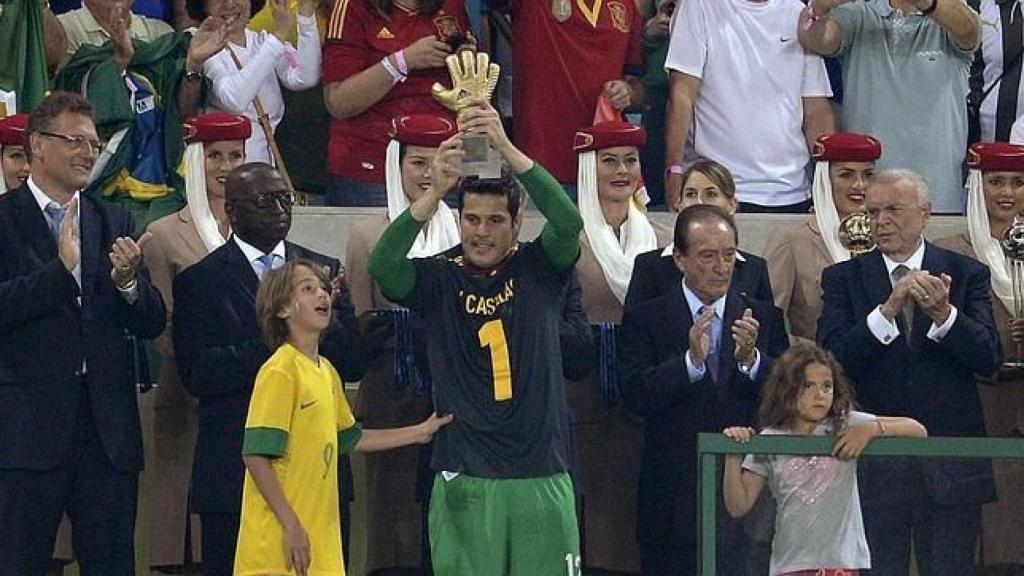 El homenaje de Julio César a Iker Casillas en la final de la Confederaciones 2013.