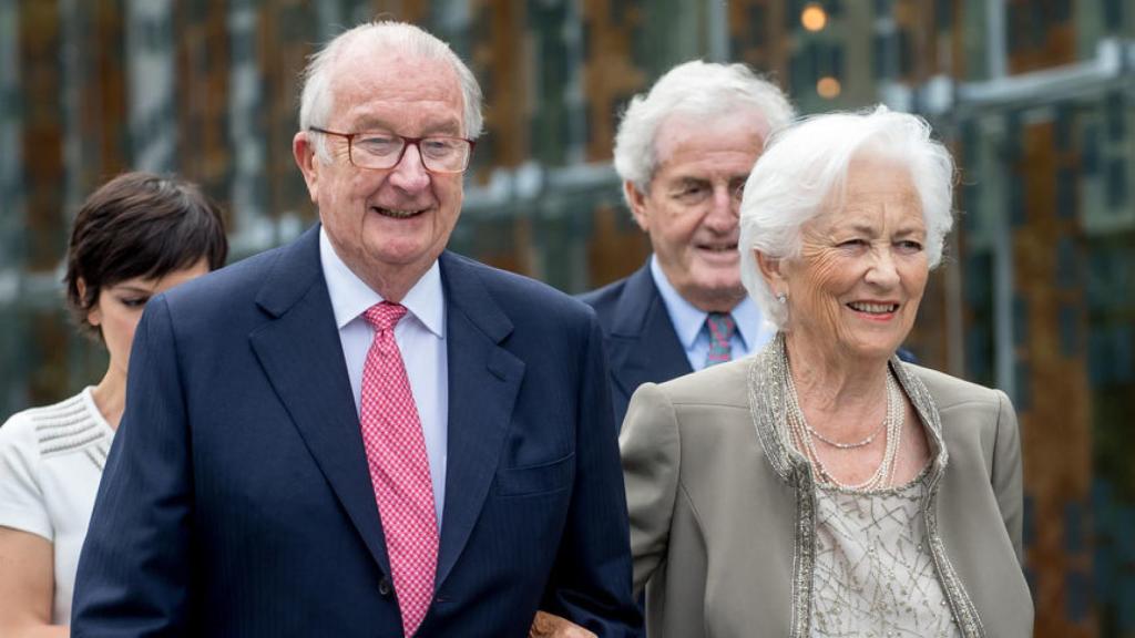 Alberto II junto a su esposa Paola.  Gtres.