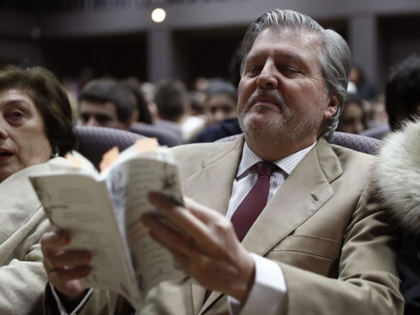 Íñigo Méndez de Vigo durante la lectura homenaje de Miguel Hernández.