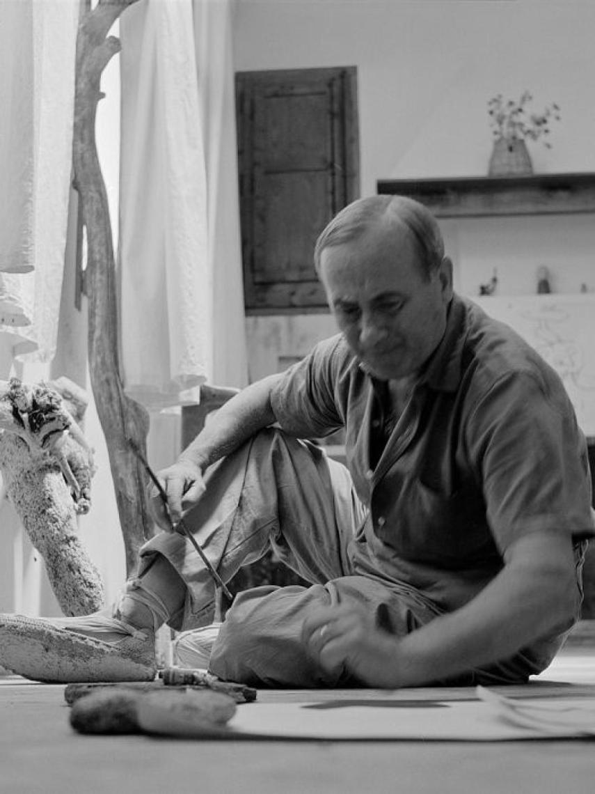 El pintor trabajando en su obra.