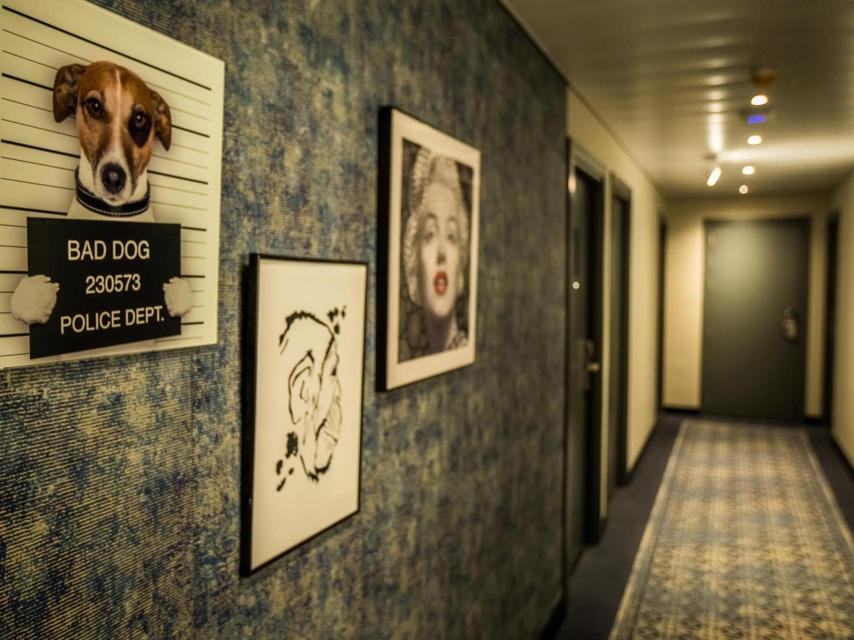 Los pasillos están flanqueados por imágenes contemporáneas.