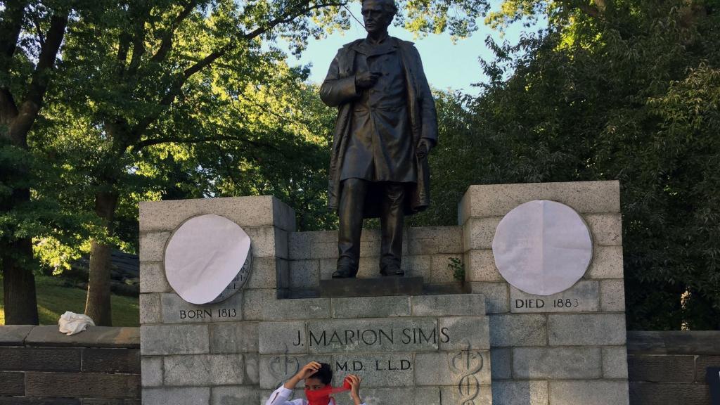Una protesta delante de la estatua.
