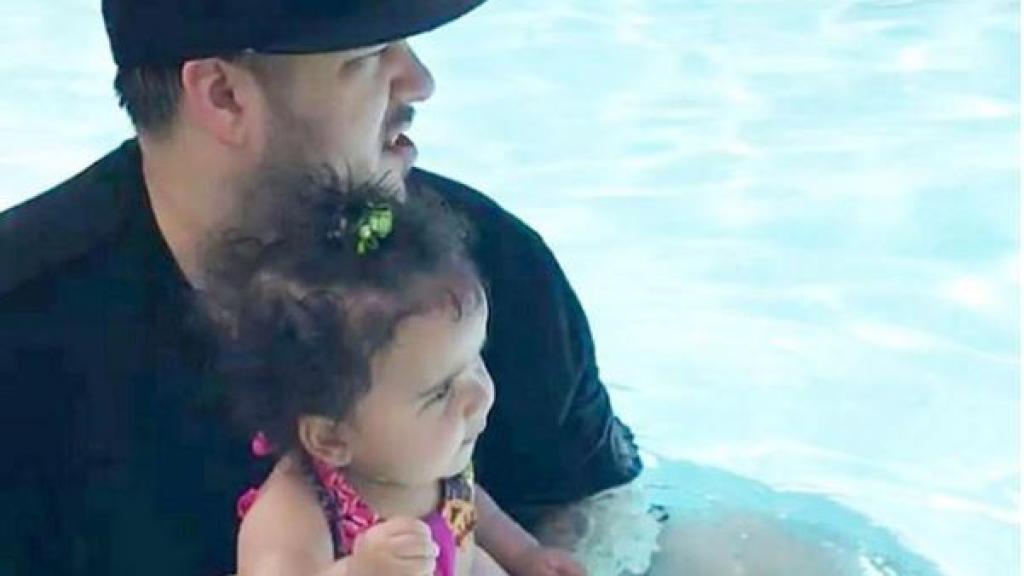 Rob Kardashian con su hija.