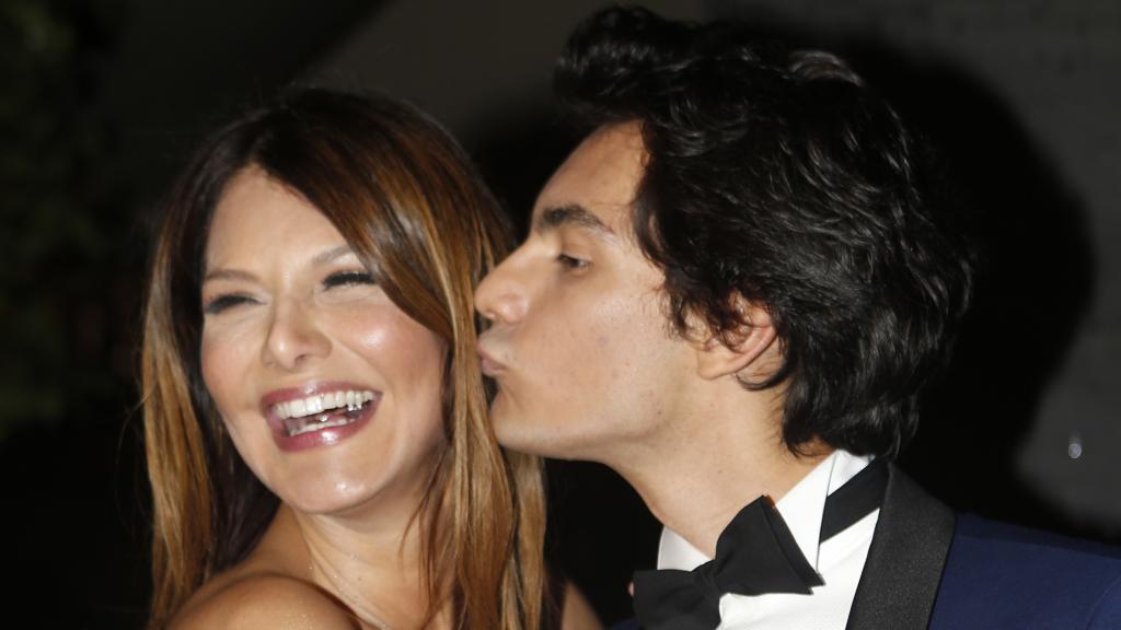 Ivonne Reyes junto a su hijo Alejandro.