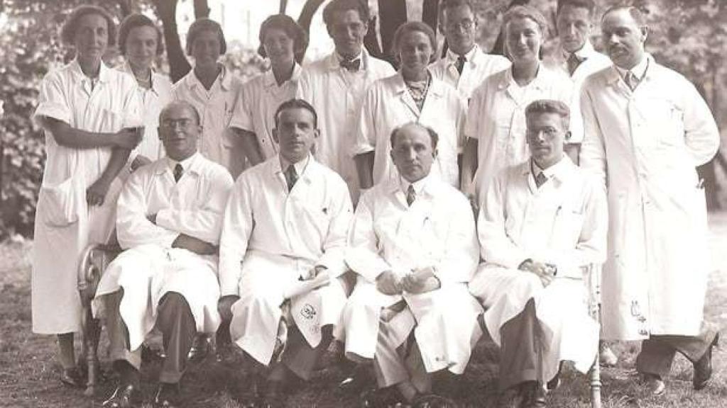 Asperger con sus colegas.