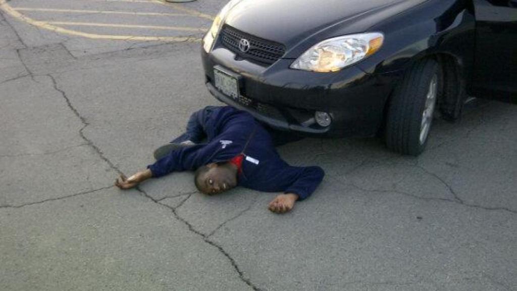 Troy James actuando como doble de efectos especiales.