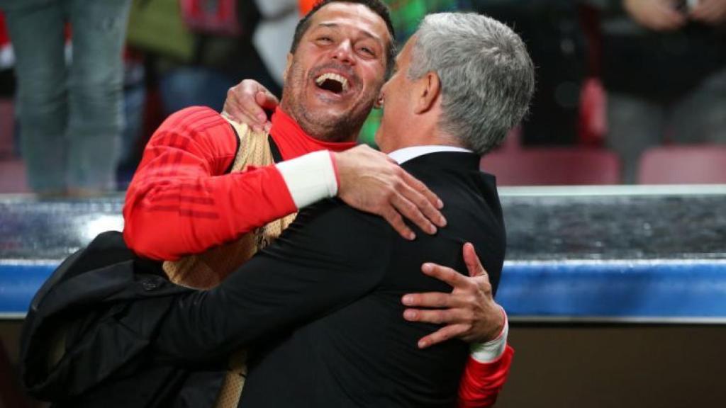 Mourinho y Julio César se abrazan en un partido.