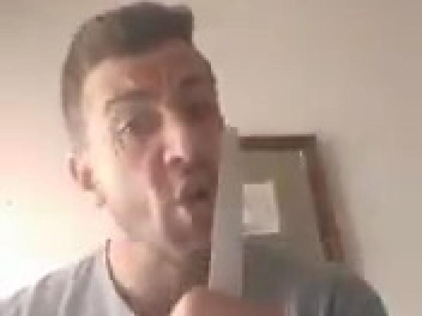 David Durántez, en el momento en el que saca el cuchillo en el vídeo.