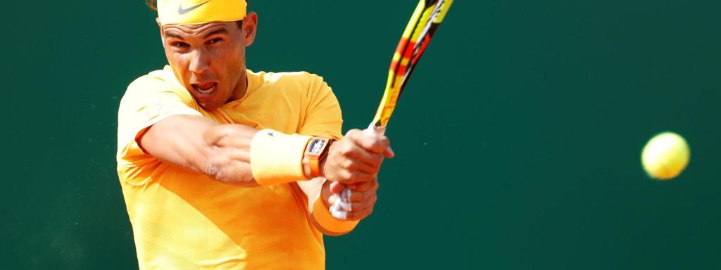 Nadal, golpeando un revés durante su partido de octavos de final de Montecarlo.