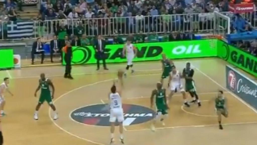 Triple de Felipe Reyes ante el Panathinaikos