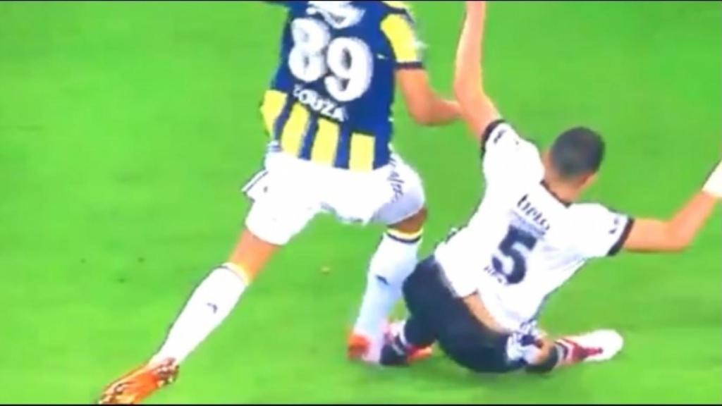 Entrada de Pepe al jugador del Fenerbahce