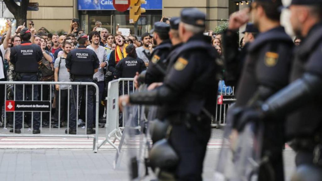 Efectivos de la Policía Nacional y Mossos d'Esquadra durante el referéndum del 1 de octubre.