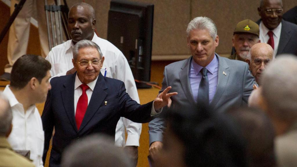 Raúl Castro junto a Miguel Díaz-Canel.