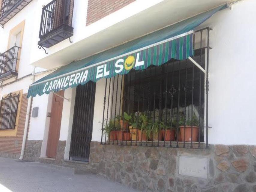 Carnicería de Juan José Fernández, ya jubilado. El negocio lo gestiona ahora su hijo mayor, que perdió la pierna izquierda por un accidente con pólvora.