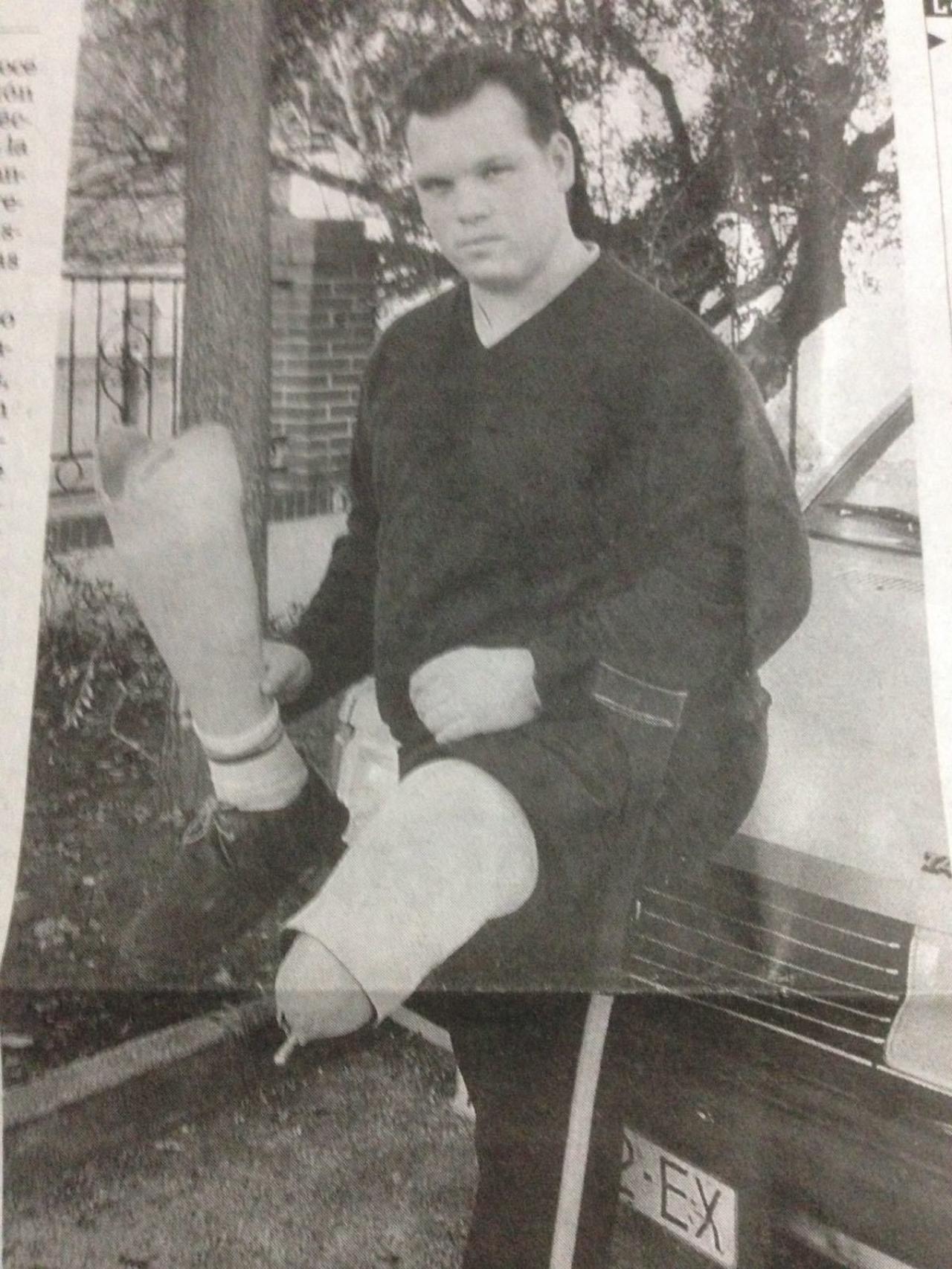 Fotografía de una edición de 2002 del IDEAL de Granada en la que aparece Juan Bautista Fernández, hermano mayor de la niña asesinada.