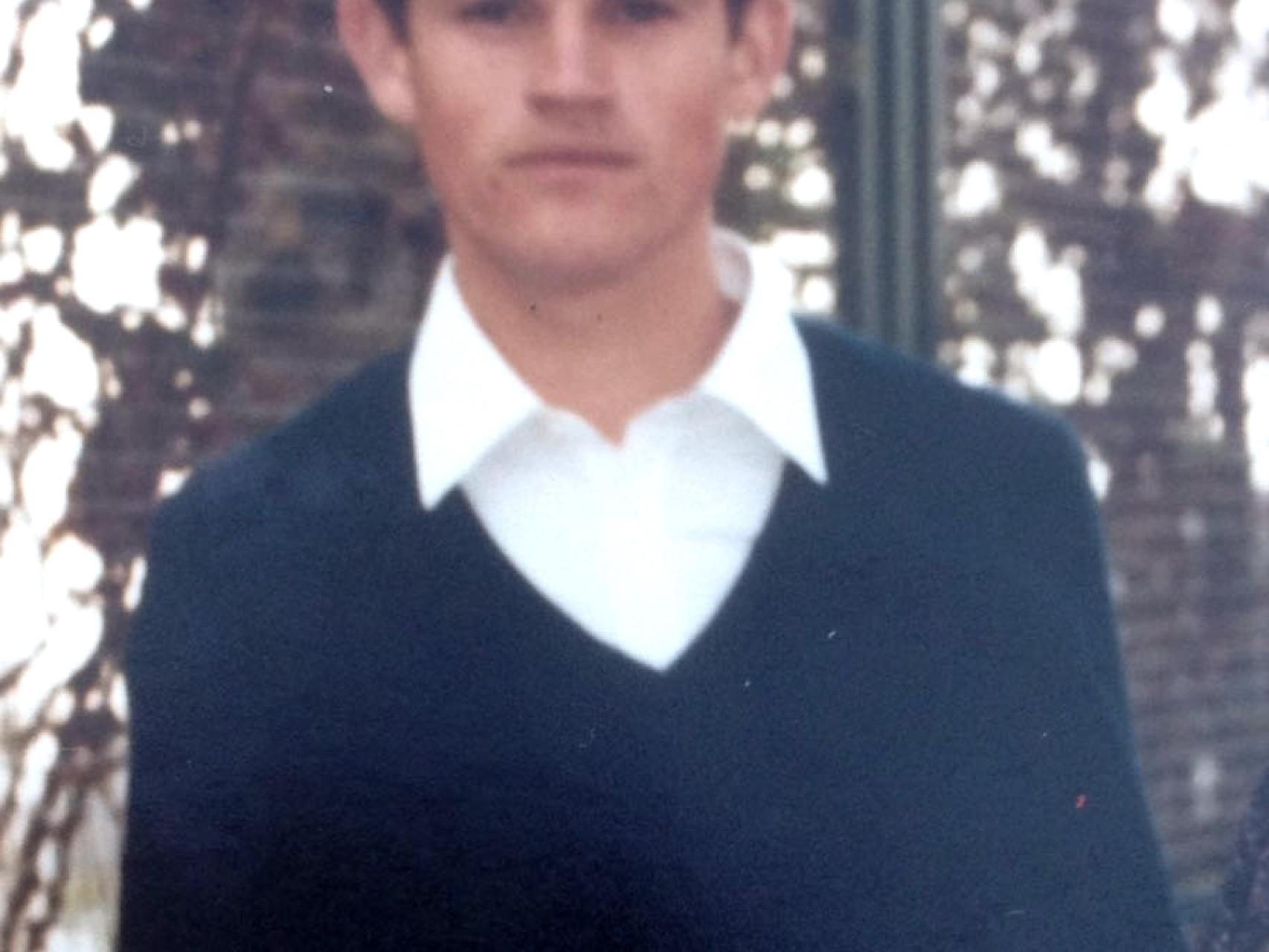 Enrique Sánchez Madrid cuando tenía 20 años. Es el asesino confeso de Anabel Fernández. Hace unos días, tras cumplir más de 20 años de prisión, intentó matarlo el padre de la niña a la que él asesinó.