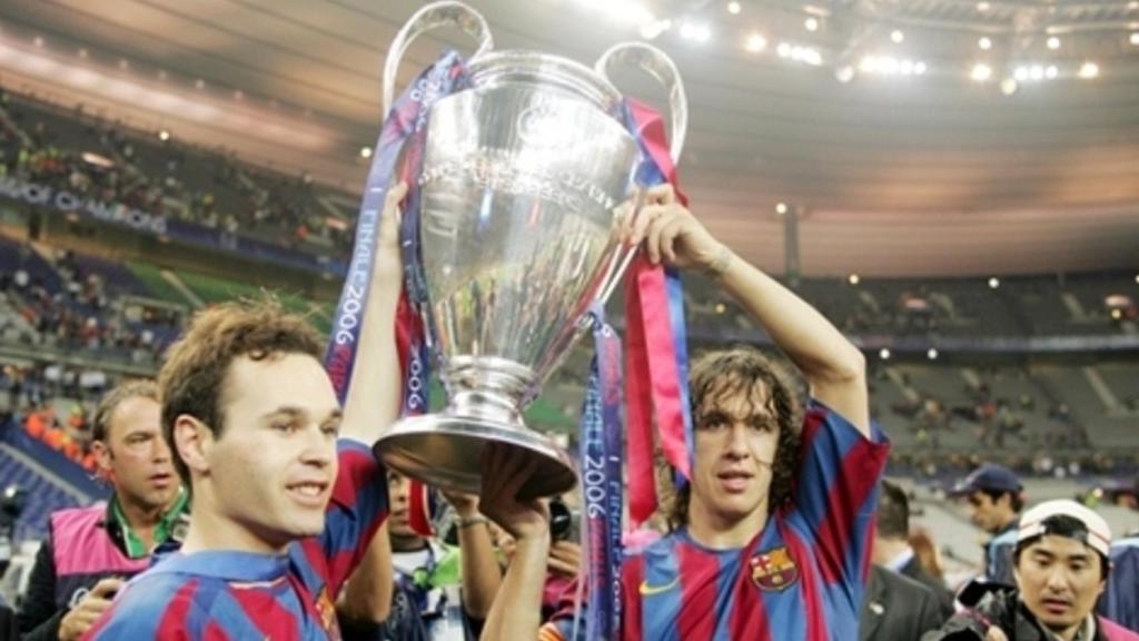 Iniesta levanta la Champions junto a Puyol.